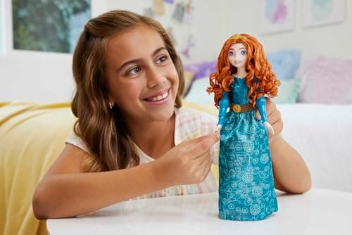 Detalle de Mattel Disney Princess Mérida (Brave) – Muñeca de moda articulada con accesorios y pelo largo