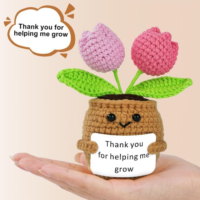 Detalle de Vicloon Mini Positive Doll, peluche a forma di piantina in vaso all’uncinetto con carta positiva