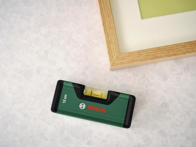 Detalle de Bosch Mini-Wasserwaage 12 cm – präzises Ausrichten mit fluoreszierender Libelle