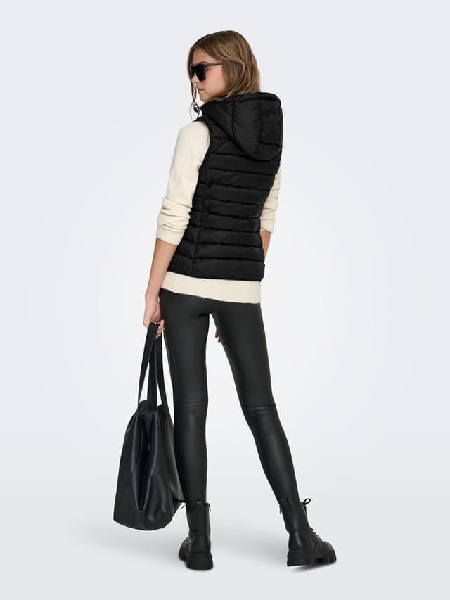 Detalle de ONLY Quilted Gilet trapuntato da donna con cappuccio e collo alto