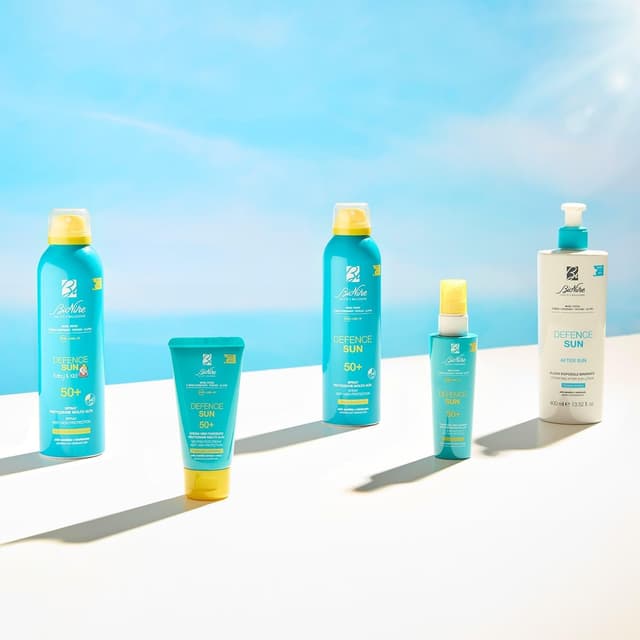Detalle 2 de Bionike Defence Sun Crema Solare Viso con filtro minerale, waterproof e non appiccicosa, azione protettiva e antiossidante da 50 ml