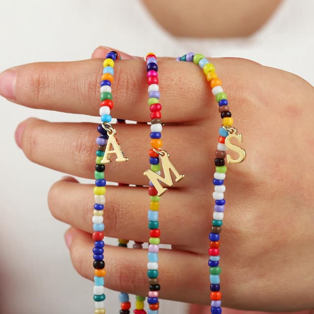 Detalle de TINGN bunte Boho-Perlenkette mit Buchstaben-Anhänger für Kinder, Teenager & Damen