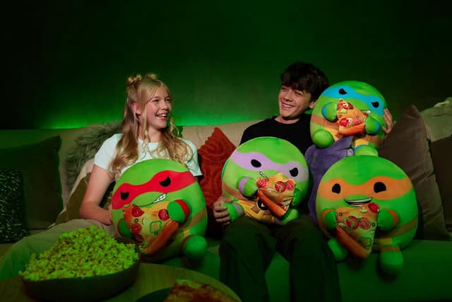 Detalle 2 de Snackles 35 cm Plush Teenage Mutant Ninja Turtles Edition by ZURU (Michelangelo) with pizza snack accessory