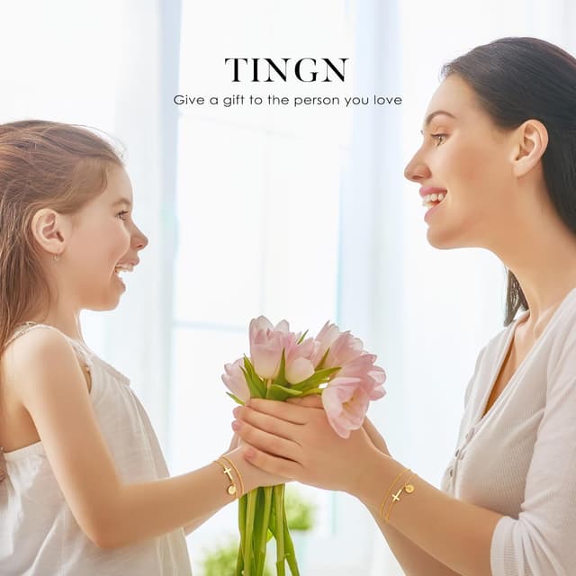 Detalle 2 de Bracelet TINGN pour femme en plaqué or 14 carats avec croix et monogramme, personnalisable