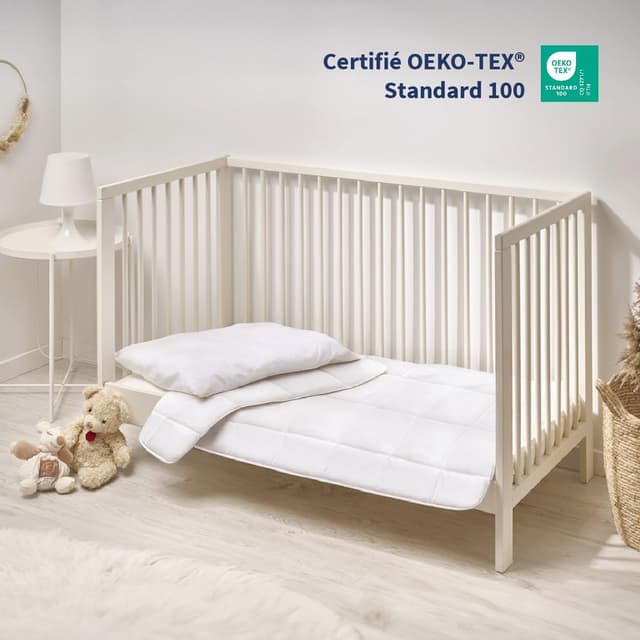 Detalle 2 de Bleu Câlin Pack Bébé Couette légère 75 x 120 cm + Oreiller moelleux 40 x 60 cm (lit bébé 60 x 120 cm), lavable à 95°C, certifié Oeko-Tex