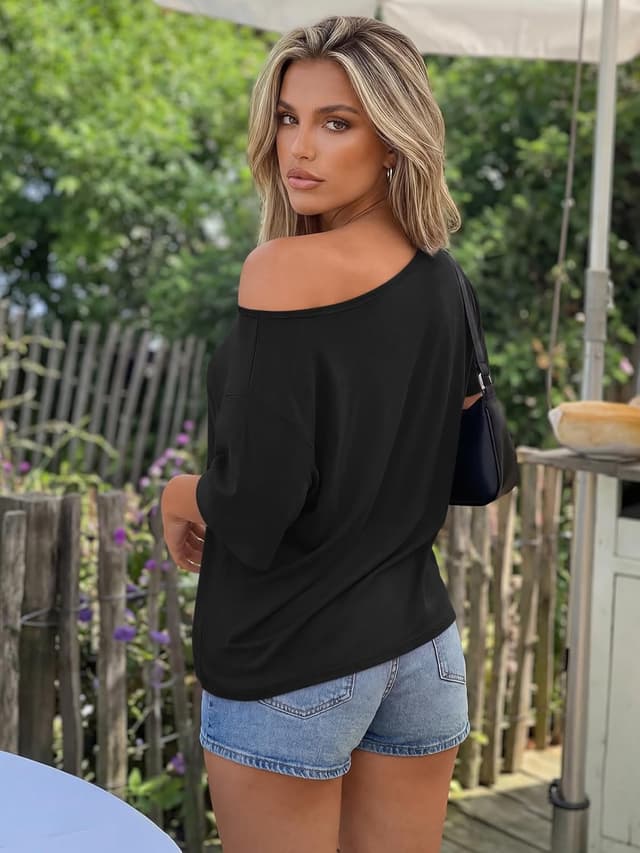 Detalle de Trendy Queen off-the-shoulder oversized women’s T-shirts (short sleeve) — casual summer tops