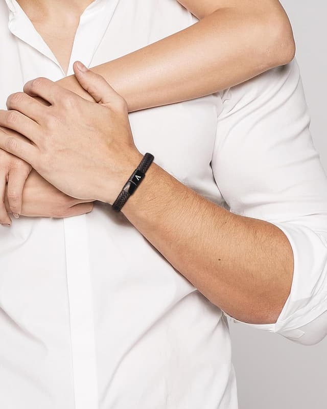 Detalle 2 de HAYOUWAY Lederarmband für Herren mit Buchstaben (A–Z) und Magnetverschluss, braun