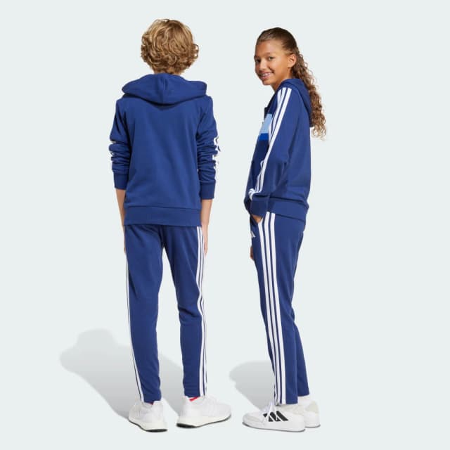 Detalle de adidas Chándal Seasonal Essentials Tiberio French Terry 3 bandas para adolescentes (azul)
