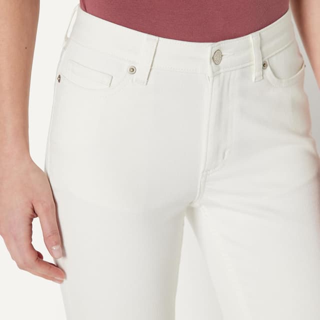 Detalle de Amazon Essentials Women’s Low-Stretch Slim-Fit Mid-Rise Capri Jean