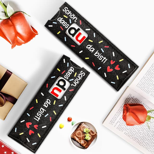 Detalle 2 de Giftota 12er Set Filz-Geschenkhüllen „Schön dass du da bist“ (ohne Schokolade) für Gastgeschenke