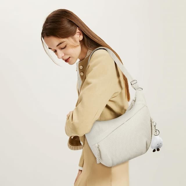 Detalle 2 de Grand sac à bandoulière Aucuu en velours côtelé avec pendentif nuage et bandoulière réglable