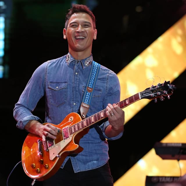 Detalle de YIKOKO Gitarrengurt 5,1 cm aus Baumwolle mit Vollnarbenlederenden – für Bass, E‑Gitarre und Akustik