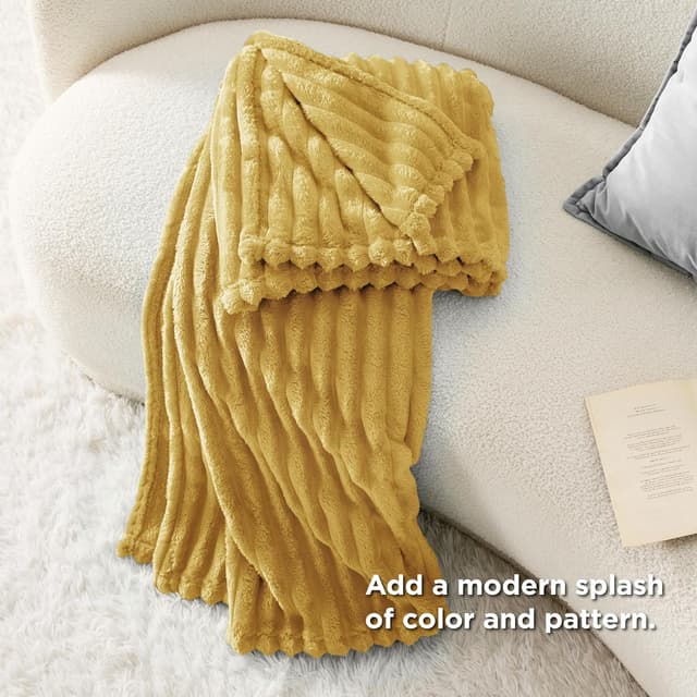 Detalle de Bedsure Kuscheldecke (Wolldecke & Fleecedecke) im Streifen-Look, weich-warme Sofadecke für Sofa & Bett, Gelb, 150 x 200 cm