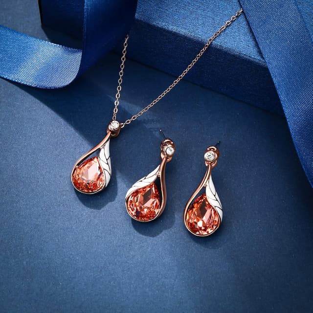 Detalle de Parure bijoux de mariage Clearine : collier goutte d’eau, boucles d’oreilles feuille, émail, cristal autrichien et strass