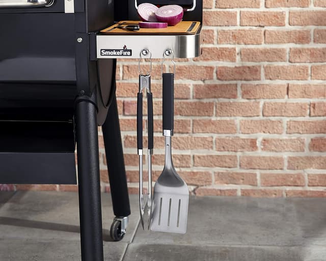 Detalle 2 de Weber Precision 3-Piece Grilling Tool Set (Stainless Steel Tongs, Spatula & Silicone Basting Brush)