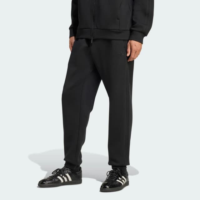 Detalle de adidas SPACER TP en negro: una elección sencilla para el día a día