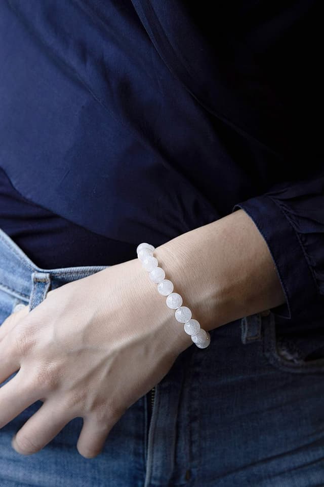 Detalle 2 de SIMPLÍ BASIC Natural Moonstone Healing Crystal Gemstone Bracelet (8mm beads) – Unisex adjustable elastic bracelet