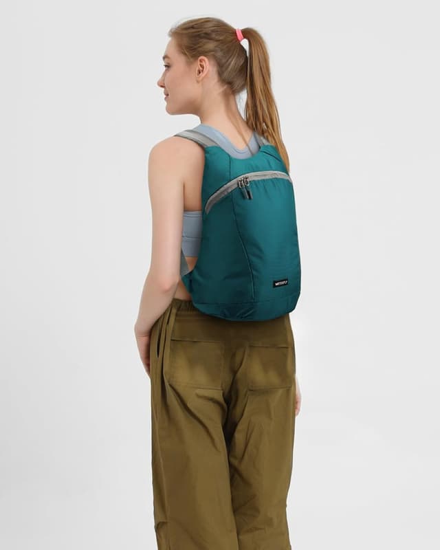 Detalle 2 de Waterfly Ultralight Foldable Backpack 15L (140g) – packable daypack for hiking, travel and everyday outings