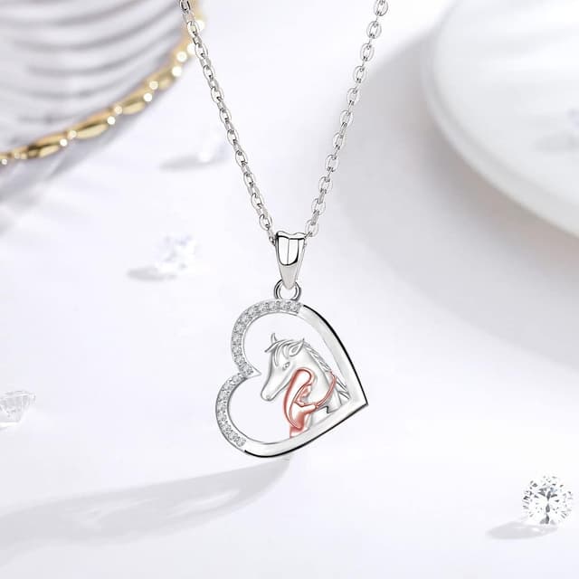 Detalle 2 de Yuluzeln Pferdehalskette mit Herz-Anhänger für Mädchen und Erwachsene – versilbert, nickelfrei, mit Geschenkbox