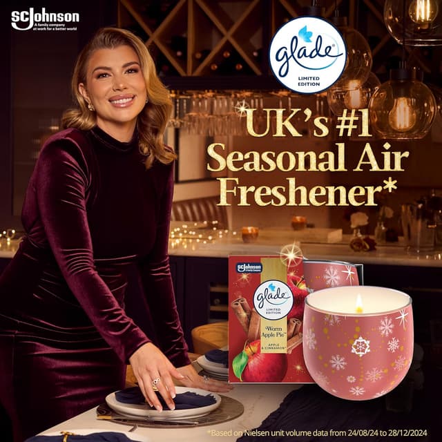 Detalle 2 de Glade Scented Candle Sleeved — Warm Apple Pie 108g 🕯