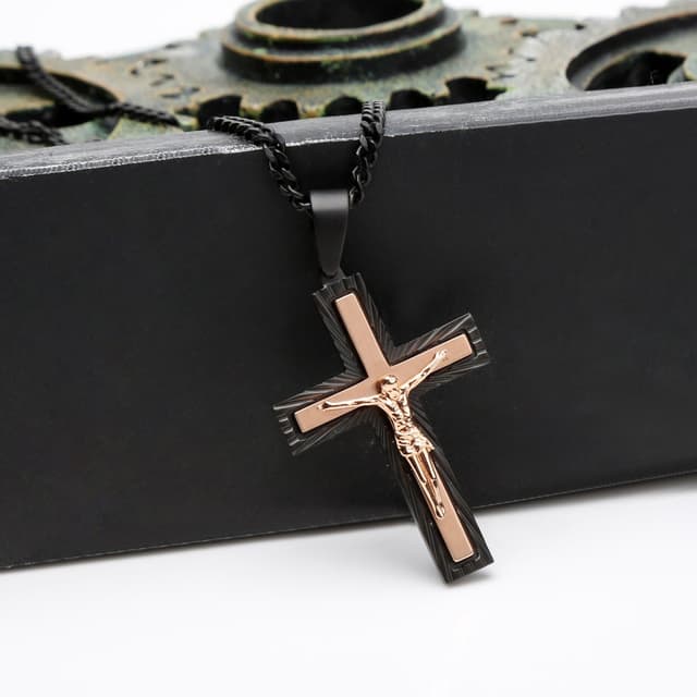 Detalle de Collana da uomo Diamond Treats con ciondolo a croce in acciaio inossidabile e catena regolabile 50–60 cm