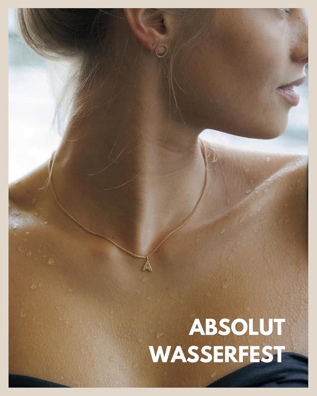 Detalle de GD GOOD.designs collana con iniziali in zirconi placcata oro 18 carati, catena in acciaio inossidabile