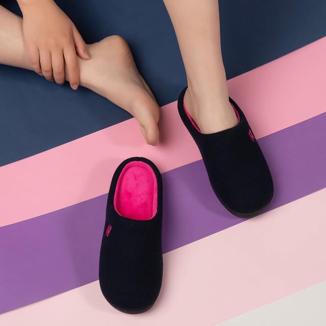 Detalle de RockDove Women’s Original Two-Tone Memory Foam Slipper