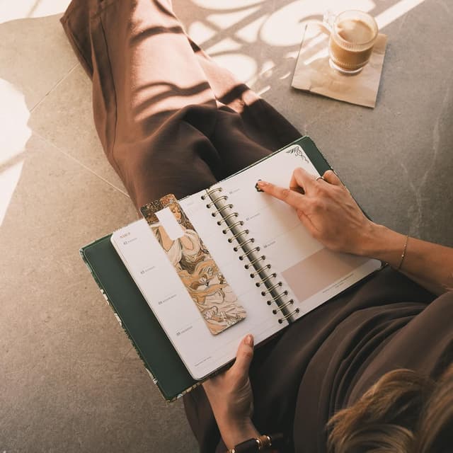 Detalle de Kokonote Terminplaner 2026 Ringbuch – Art Nouveau Wochenplaner, Englisch, gelb