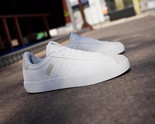 Detalle de adidas VL Court 3.0 para mujer (Cloud White / Grey One) con cierre de cordones