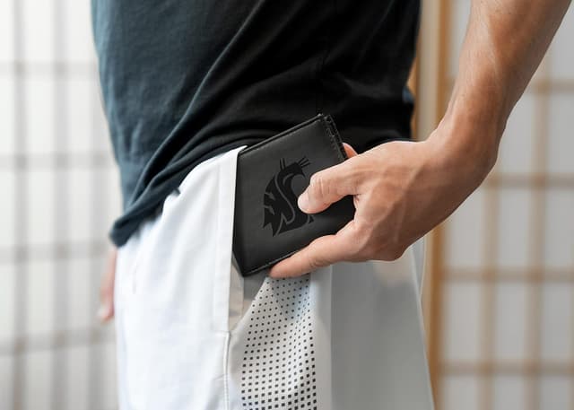Detalle 2 de NCAA Rico Industries laser-engraved billfold wallet with slim design