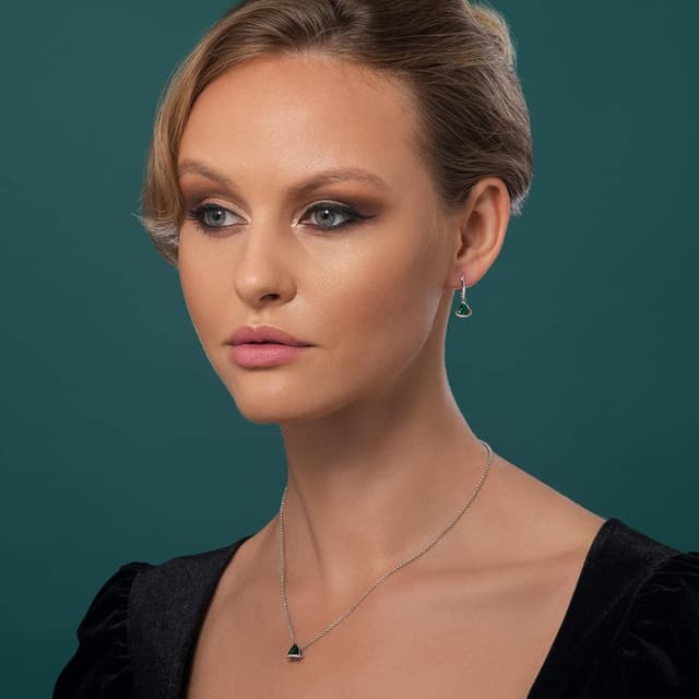 Detalle de Boucles d’oreilles pendantes Namana en triangle avec zircons colorés (rouge, bleu, vert) et zircons blancs