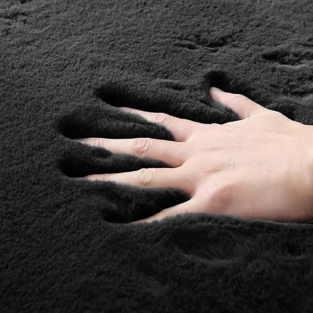 Detalle 2 de ORINOVA Flauschiger Kunstfell-Teppich für Schlafzimmer & Wohnzimmer, Schwarz – 60x120 cm