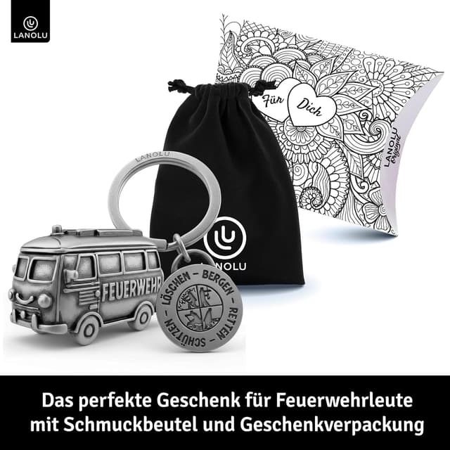 Detalle 2 de LANOLU Schlüsselanhänger Feuerwehrmann mit 3D-Feuerwehrauto und beidseitiger Gravur