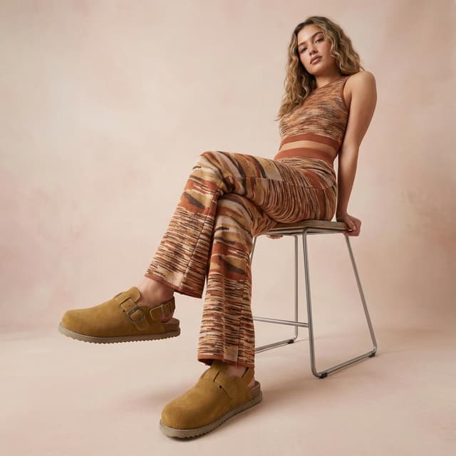 Detalle de CUSHIONAIRE Brooklyn Suede Women’s Slides with Adjustable Buckles