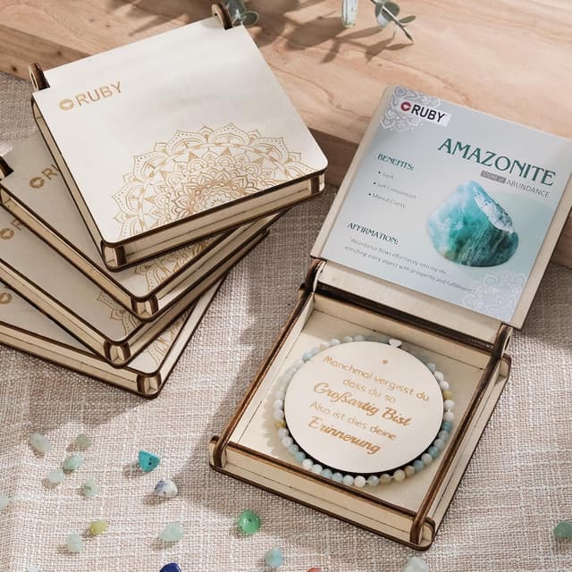 Detalle 2 de RUBY Edelstein-Perlenarmband für Frauen mit 4-mm-Perlen und 18K vergoldetem Edelstahlherz (elastisch, im Geschenkbox-Set)