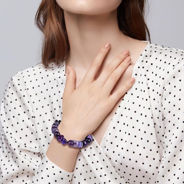 Detalle 2 de Lila Achat Naturstein Armband (8–12 mm, elastisch) – handgefertigtes Kristallarmband mit Geschenkbox