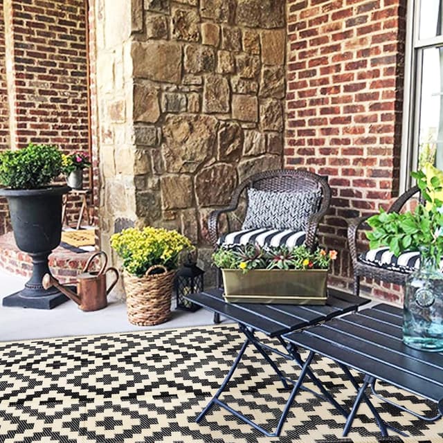 Detalle de SAND MINE Waterproof Outdoor Rug 5x8 ft (Plastic Reversible, Black & Beige)