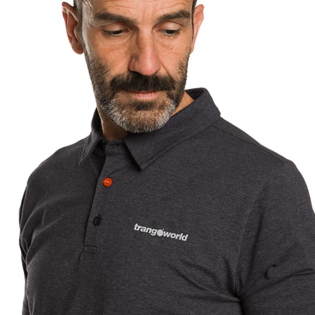 Detalle de Trangoworld Polo de hombre Finu Trangoworld para boulder, escalada y uso urbano