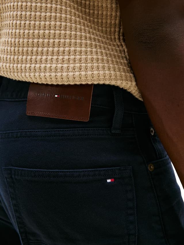 Detalle de Tommy Hilfiger Men’s Regular Fit Mercer Mid Rise Jeans (5-pocket, stretch cotton)