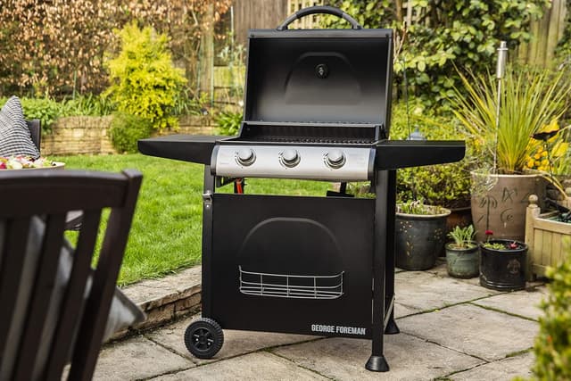 Detalle 2 de George Foreman 3 Burner Gas BBQ (GFGBBQ3B) with Automatic Ignition & Integrated Thermometer