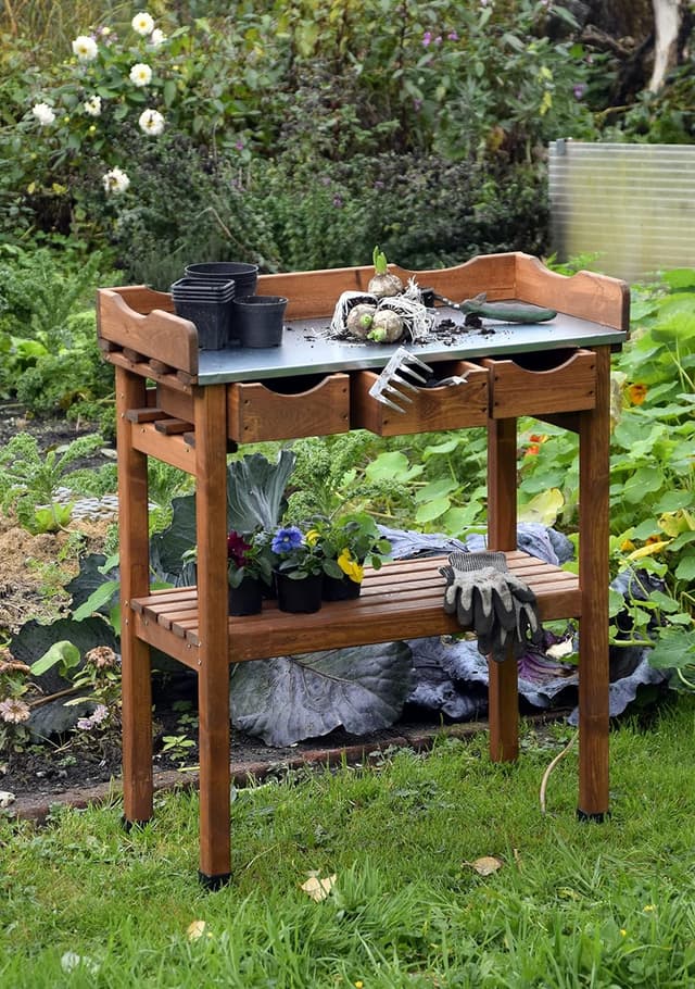 Detalle 2 de Tavolo piantare dobar 29030e in legno di pino impregnato con 3 cassetti e 2 ripiani, superficie zincata