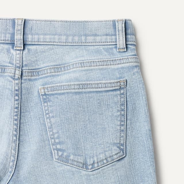 Detalle de Amazon Essentials Boys' Medium Stretch Regular-Fit Bootcut Jean