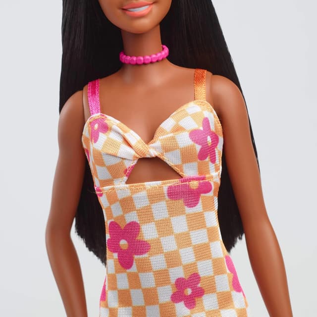 Detalle 2 de Barbie Fashionistas 233: Muñeca con vestido naranja y flor