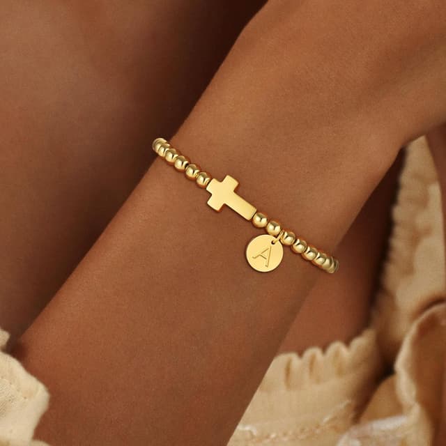 Detalle 2 de SLOONG Kreuz-Armband mit 18K Vergoldung und 26 Buchstaben – personalisiertes Damen-/Kinderarmband mit Kreuzdesign