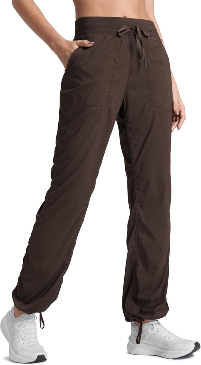 Detalle de CRZ YOGA Pantalons décontractés légers à poches pour femmes — légers, respirants et séchage rapide