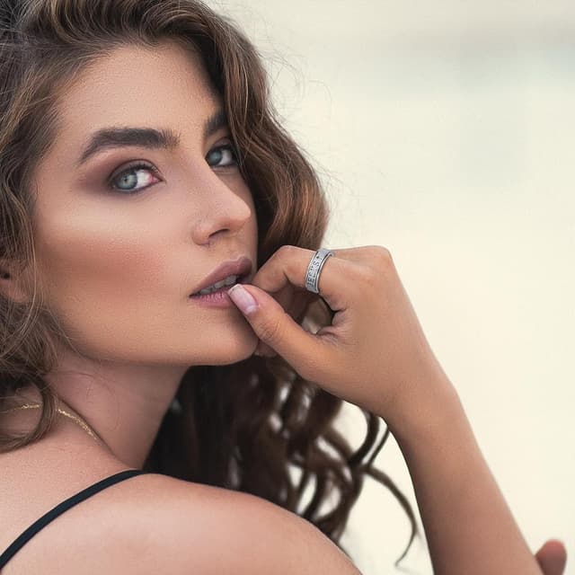 Detalle 2 de OreilleStar Cross Spinner Anxiety Ring for Women (Stainless Steel) — Fidget Thumb Ring, Sizes 5–10