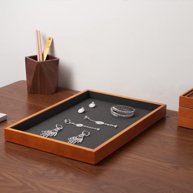 Detalle de Plateau à bijoux en bois massif Oirlv avec microfibre, empilable et tiroir (35 × 24 × 3 cm) – Gris