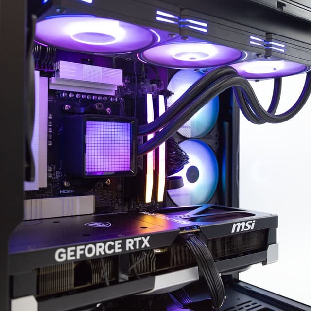 Detalle de PcCom Ultimate con Ryzen 7 9800X3D, 64GB, 4TB SSD M.2 y RTX 5090 + Windows 11 Pro V2