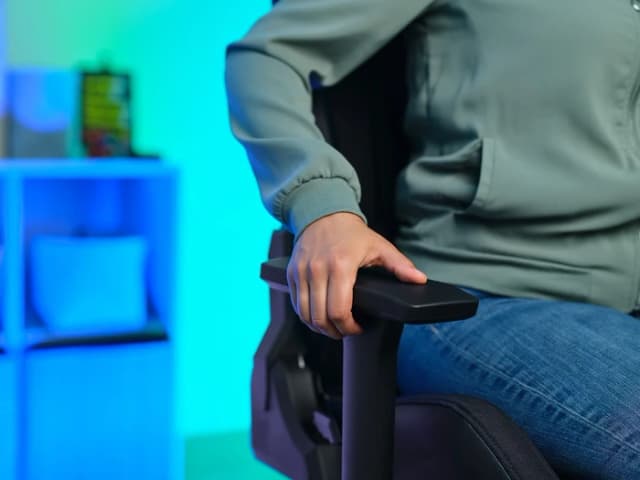 Detalle de Trust GXT 714 Ruya Gaming-Stuhl (schwarz) – mit verstellbarer Rückenlehne bis 180° und verstellbaren Armlehnen