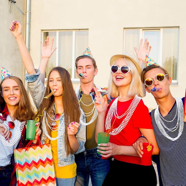 Detalle de EOBOH Beaded Necklace (100PCS) White Mardi Gras Beads, 33" Party Throw Favor